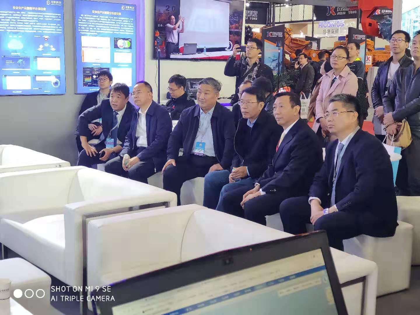 國家能源局及煤炭工業協會領導蒞臨公司展臺.jpg 國家能源局及煤炭工業協會領導蒞臨公司展臺.jpg