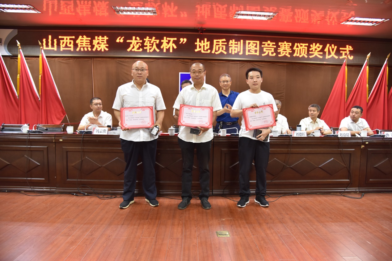 頒發(fā)一等獎(jiǎng).jpg 頒發(fā)一等獎(jiǎng).jpg